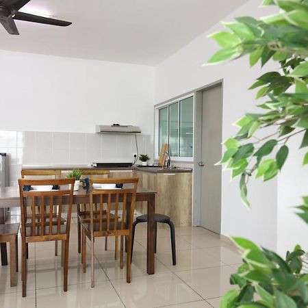 Cozy 3-Bedroom Condo With Pool - Seri Kembangan Eksteriør billede