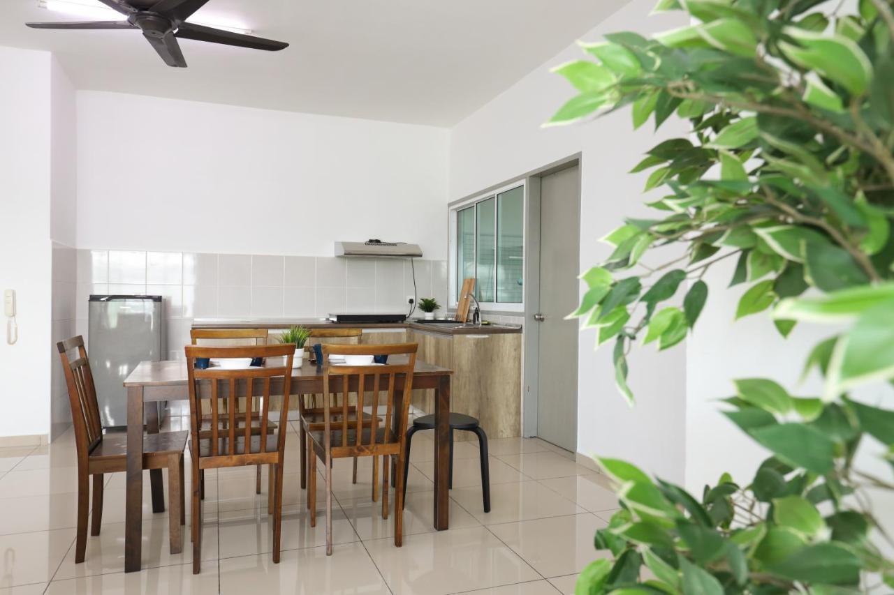 Cozy 3-Bedroom Condo With Pool - Seri Kembangan Eksteriør billede