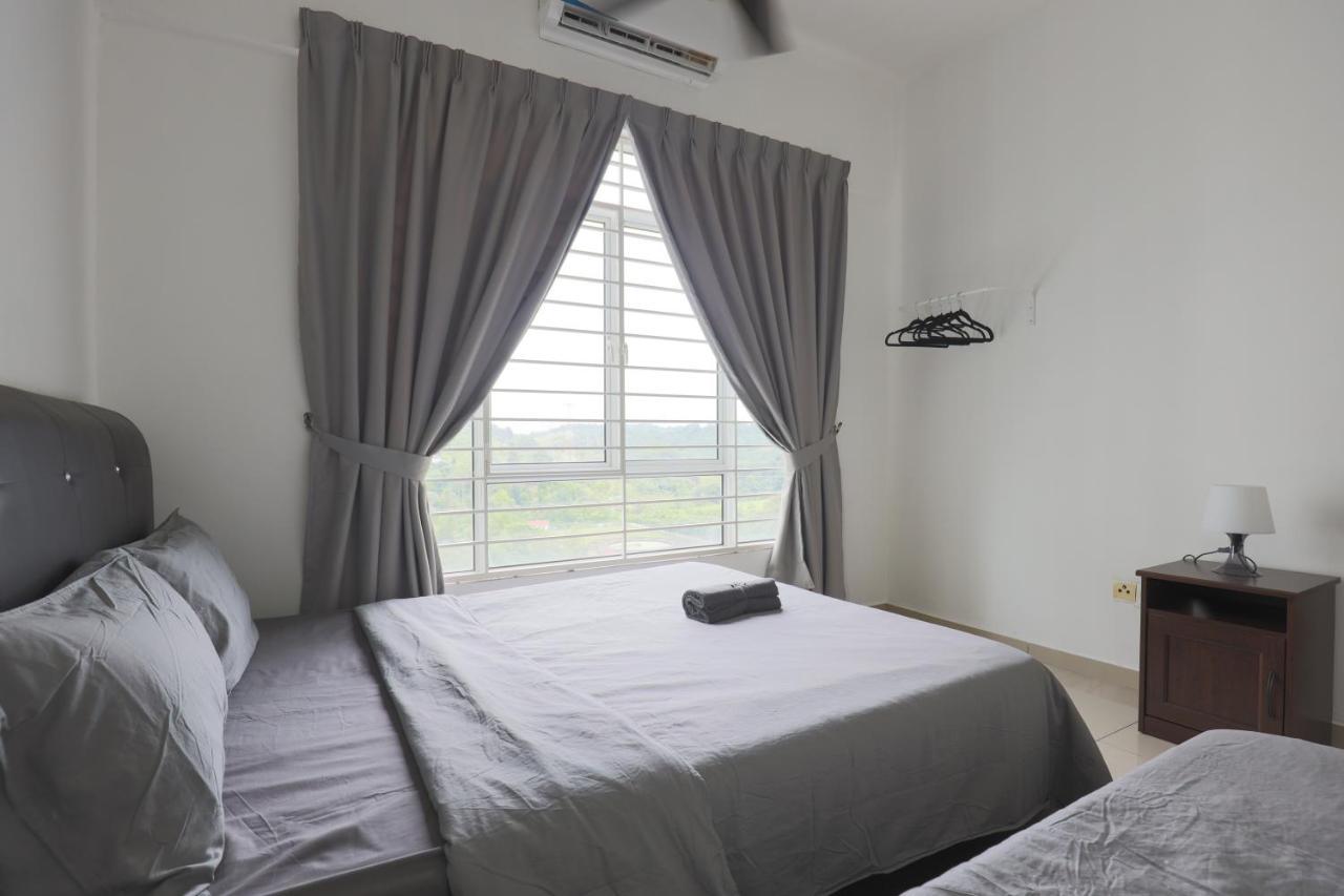 Cozy 3-Bedroom Condo With Pool - Seri Kembangan Eksteriør billede