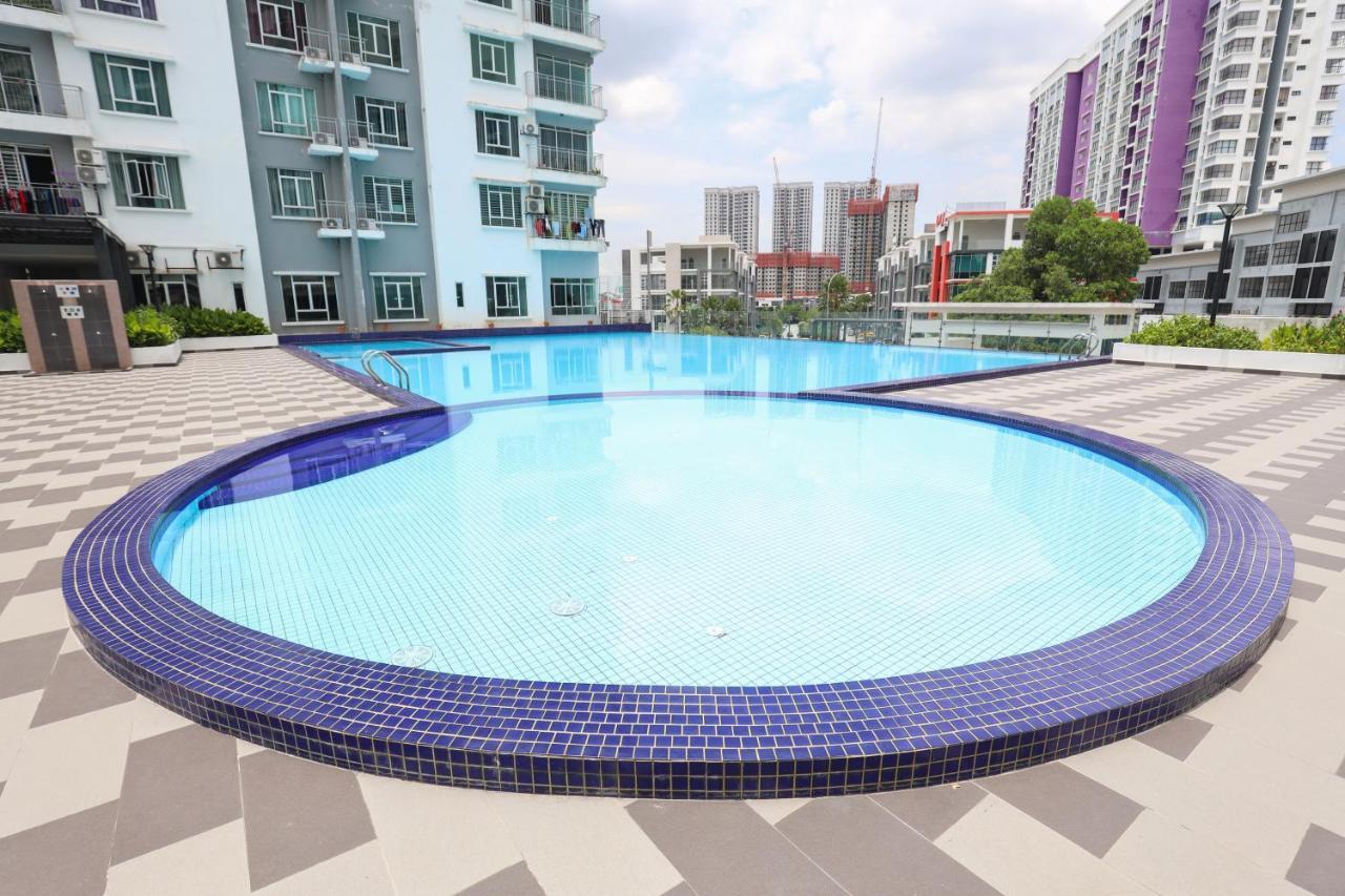 Cozy 3-Bedroom Condo With Pool - Seri Kembangan Eksteriør billede